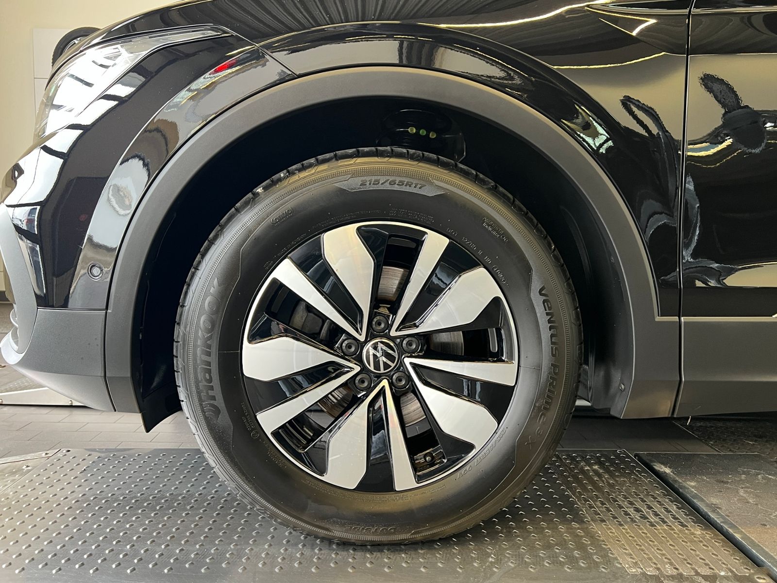 Fahrzeugabbildung Volkswagen Tiguan MOVE 1.5 TSI DSG *AHK, LED, Navi, 17'-LM*