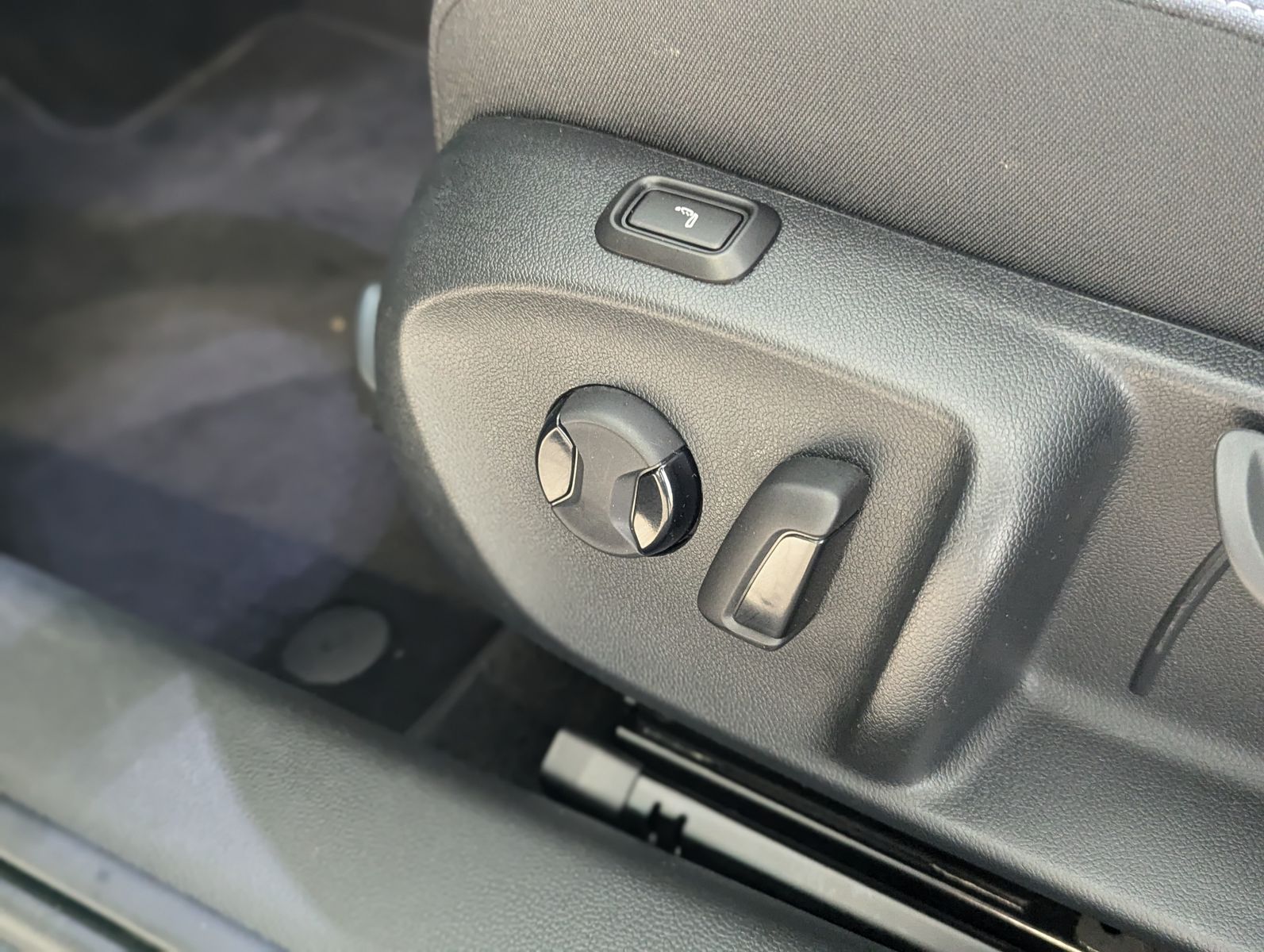 Fahrzeugabbildung SKODA Superb 2.0TDI DSG 4x4 Pano Matrix ACC AHK 5J Gar