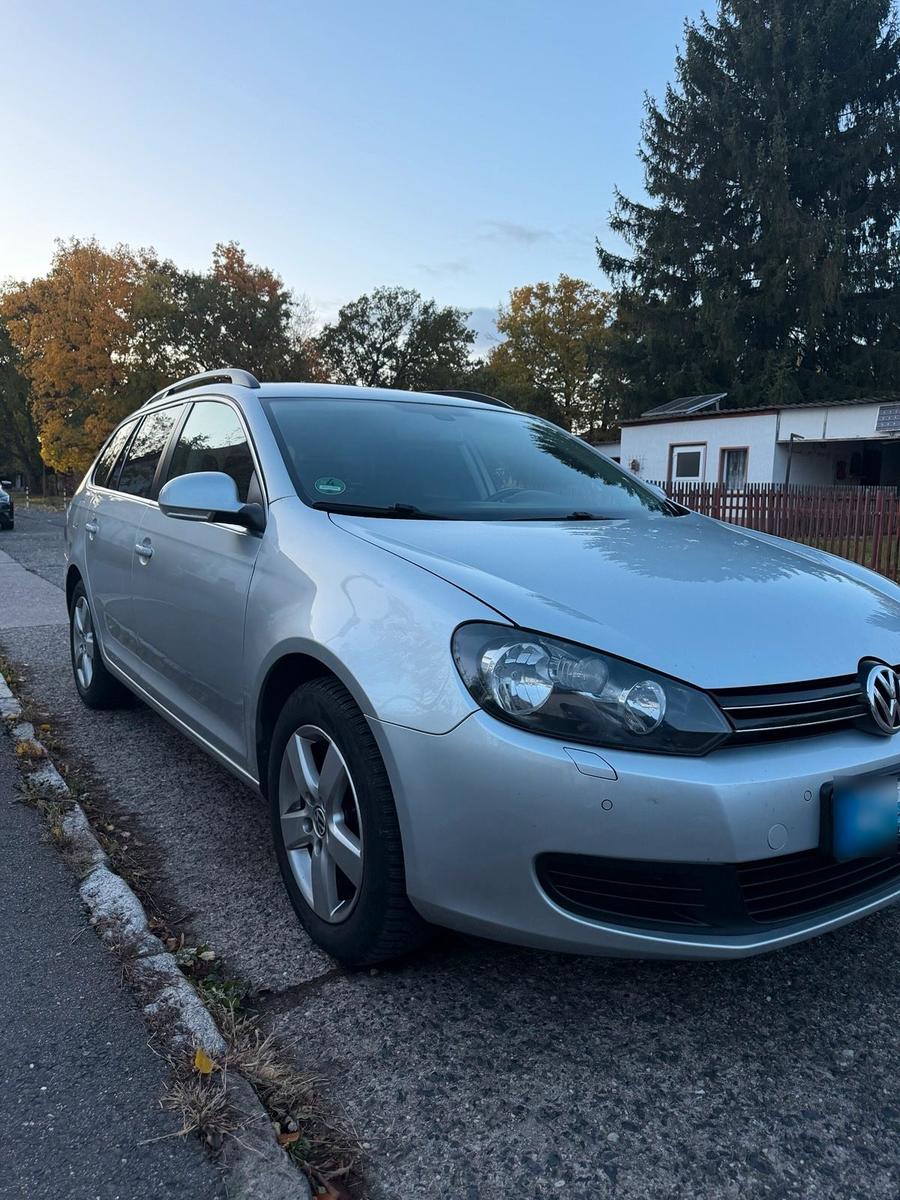 Volkswagen Golf 2011 — rear view