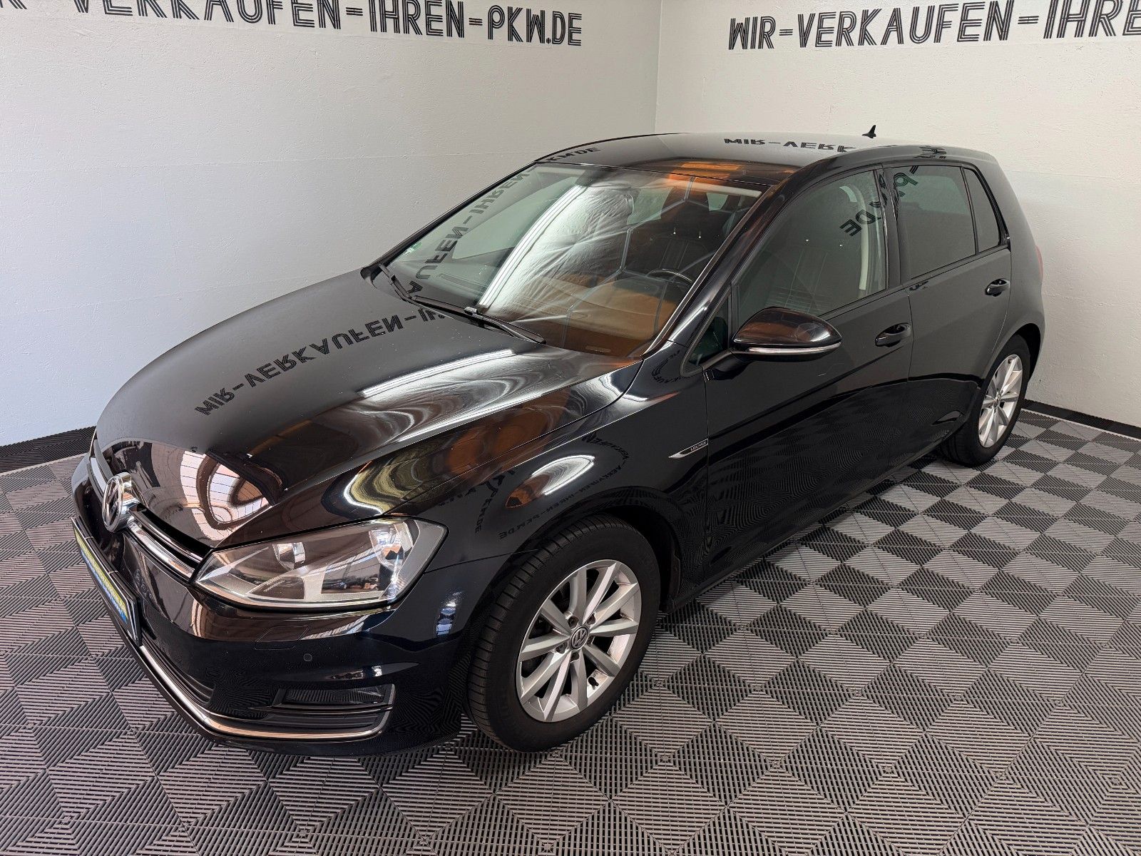 Volkswagen Golf - 1