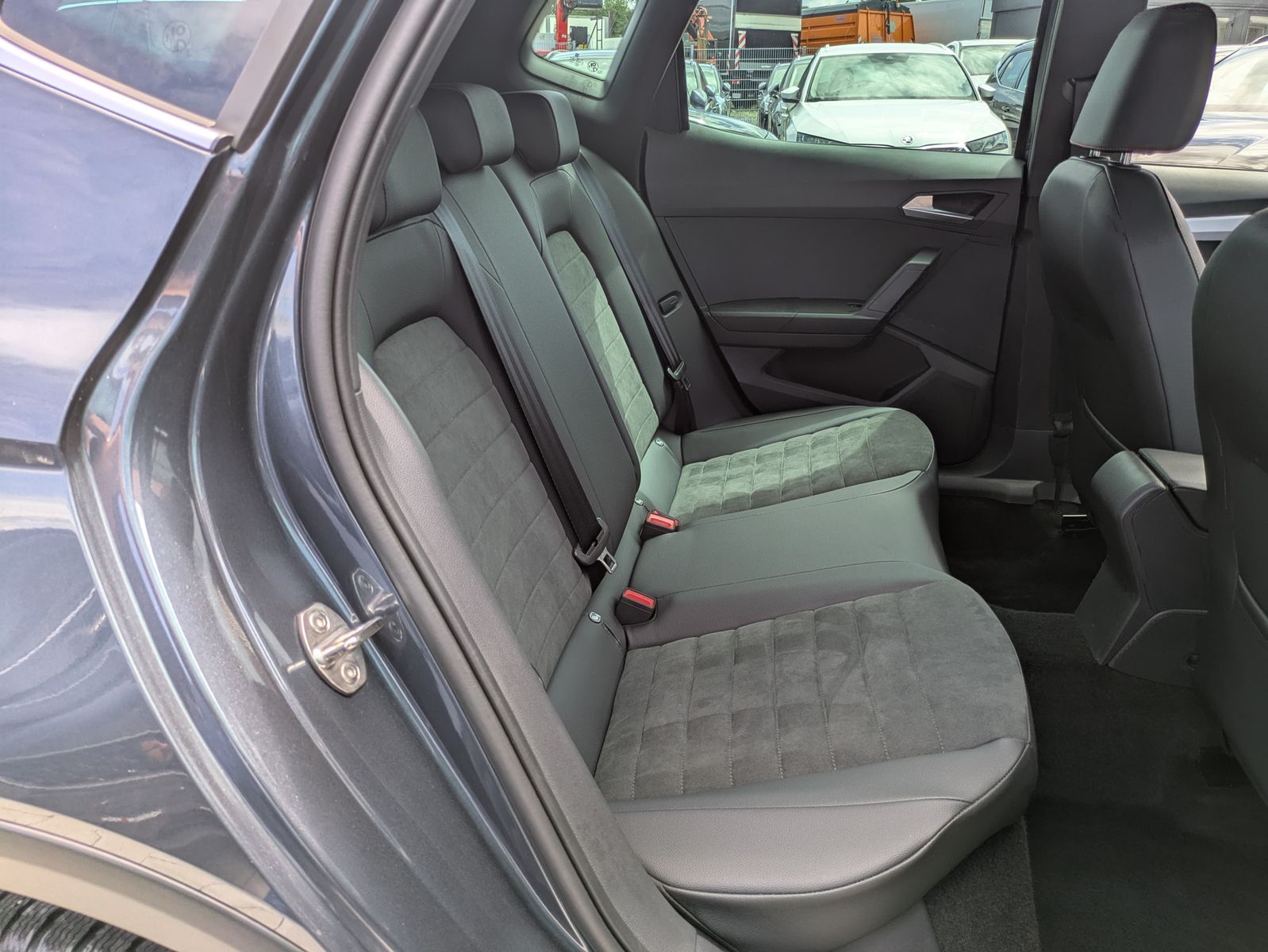 Fahrzeugabbildung SEAT Arona 1.5 TSI FR DSG AHK*ACC*LED*APP*DAB*KAMERA