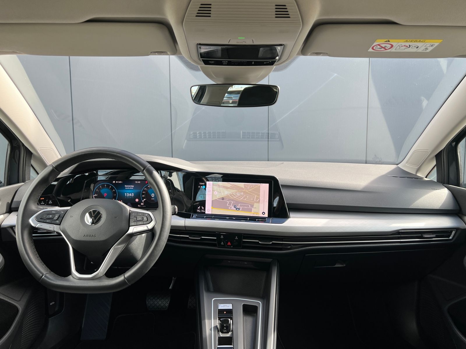 Fahrzeugabbildung Volkswagen Golf VIII 1.5 eTSI Life *AHK, Navi, AppConnect,