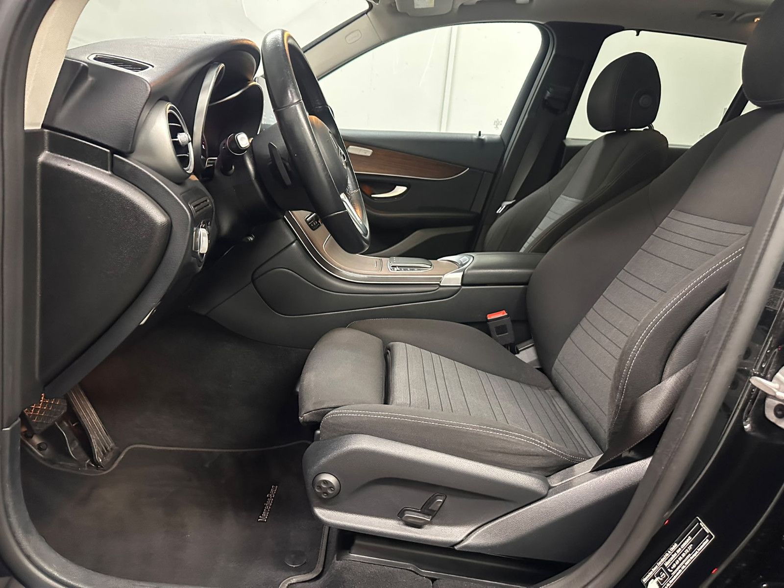 Fahrzeugabbildung Mercedes-Benz GLC 300 e 4MATIC Autom.*AHK*PANORAMA*DISTRO