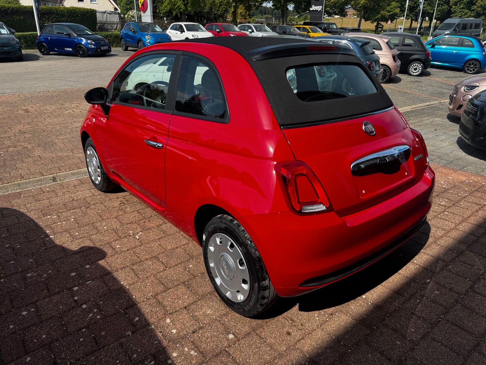 Fahrzeugabbildung Fiat 500C Carplay Tempomat Klima Tageszulassung Rot
