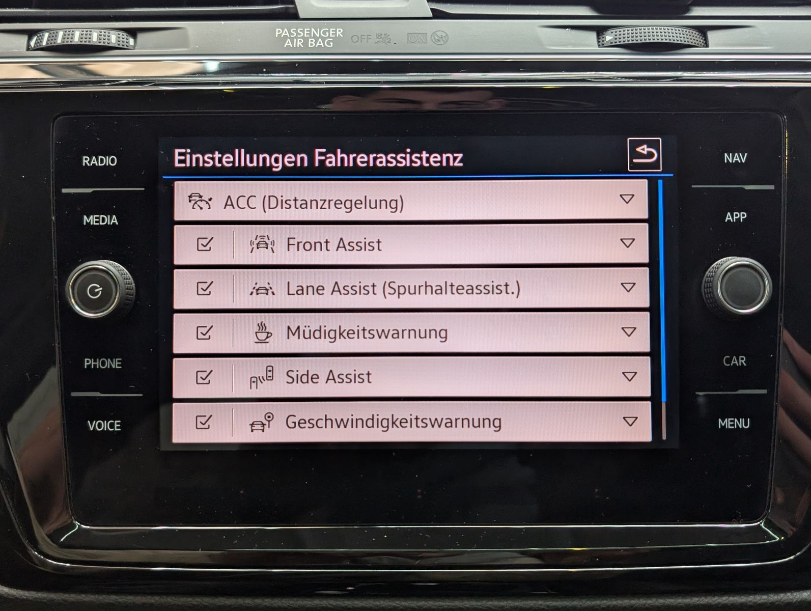Fahrzeugabbildung Volkswagen Touran 2.0 DSG R-Line High. Pano 7-Si IQ.Dri AHK