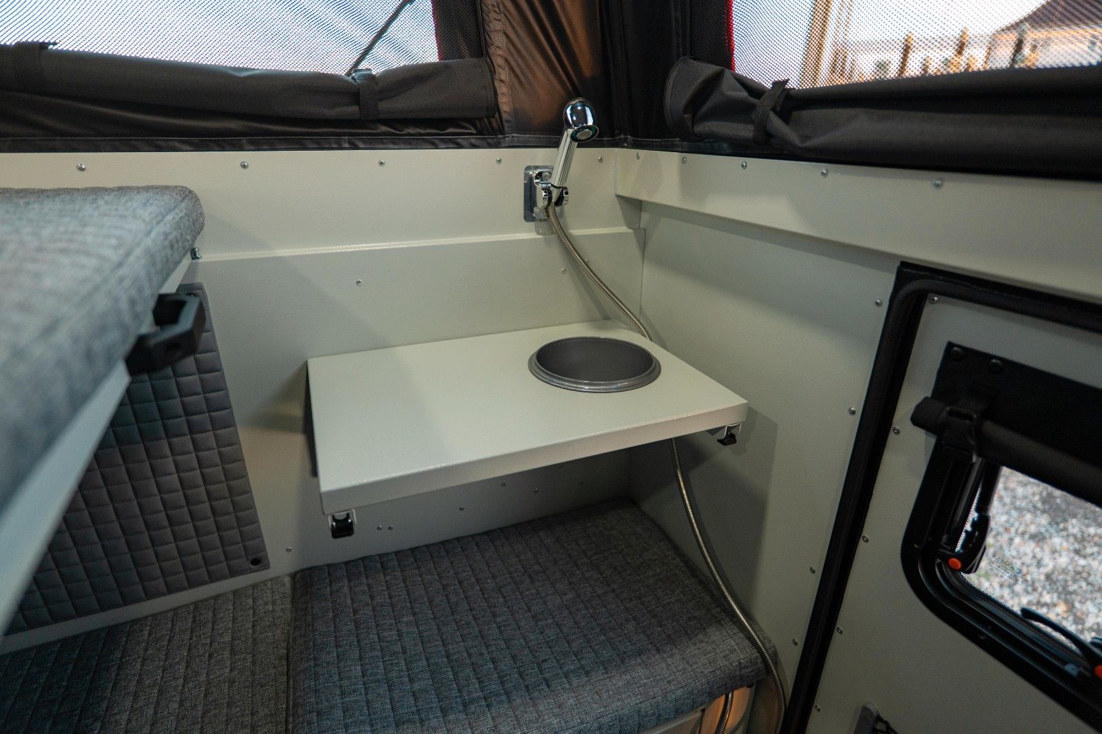 Fahrzeugabbildung Dodge RAM 5.7 V8 4x4 + DECAMP BACKPACK Camper Autark