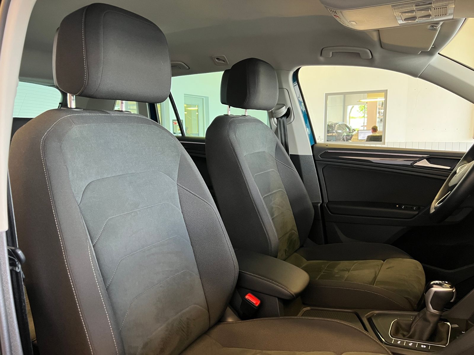 Fahrzeugabbildung Volkswagen Tiguan Elegance 2.0 TDI DSG *AHK, Matrix-LED, Na