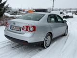 Volkswagen Jetta 1.6 FSI Comfortline TÜV NEU - Volkswagen Jetta mit Benzin-Antrieb: Limousine, Schaltgetriebe