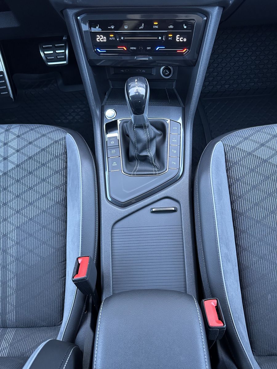 Fahrzeugabbildung Volkswagen Tiguan eHybrid R-Line Black NAV+LED+ACC+20ZO+AHK