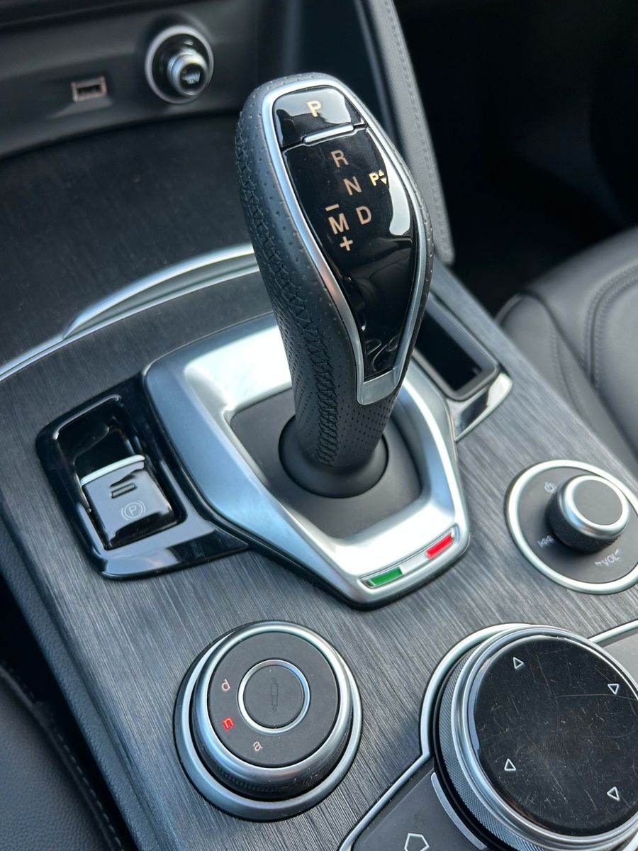 Fahrzeugabbildung Alfa Romeo Stelvio 2.0T AT8 Q4 Super Leder Kamera H&K AHK