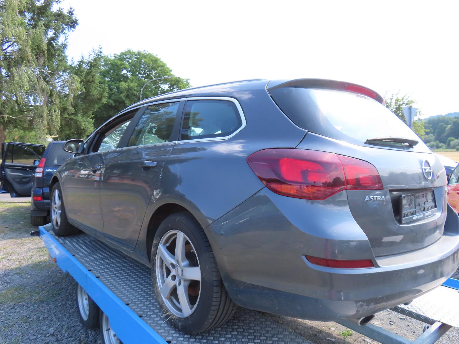 Opel Astra 2012 — photo 8