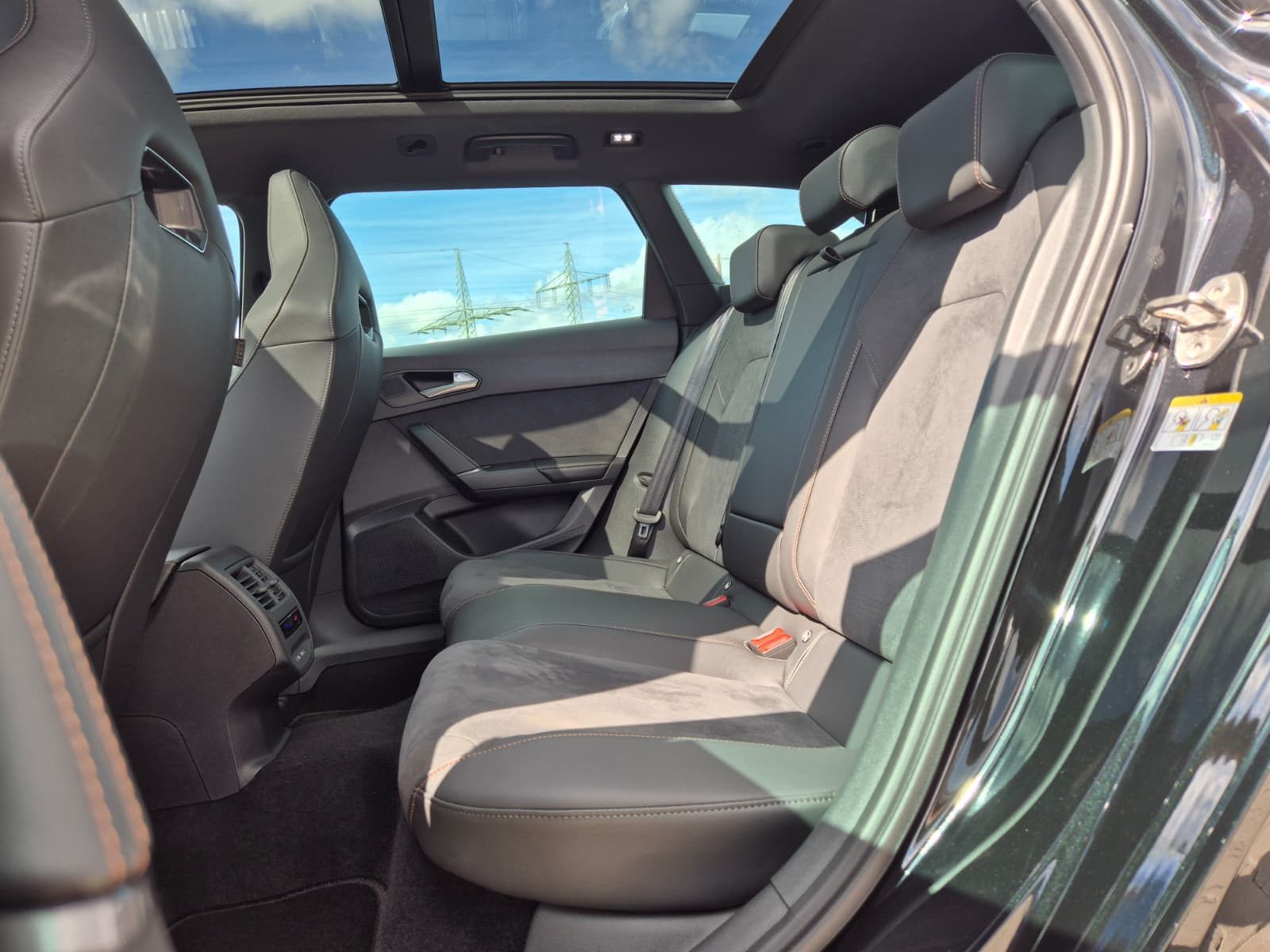 Fahrzeugabbildung CUPRA Leon 1.5 eTSI DSG PANO*AHK*DYNAMICA*EDGE*18" 5JG