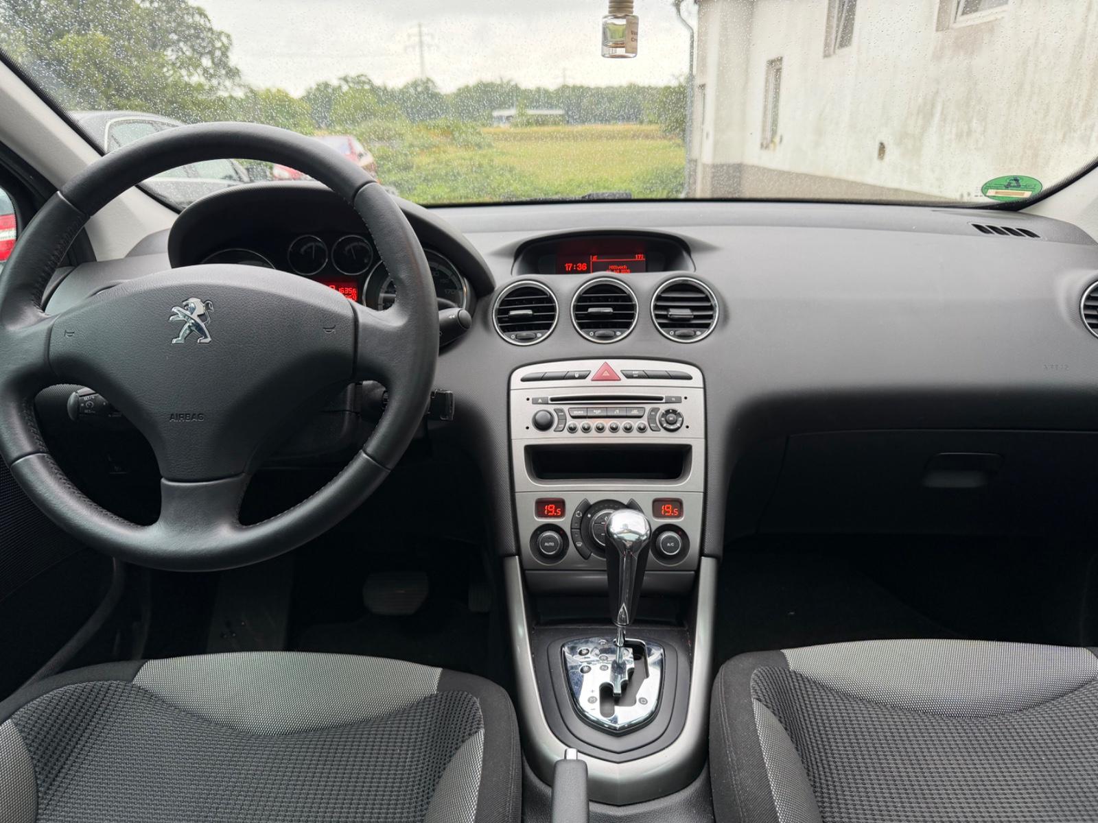Peugeot 308 2012 — photo 25