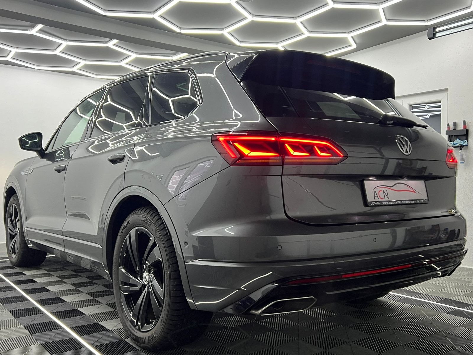 Fahrzeugabbildung Volkswagen Touareg R-LINE 4Motion/MASSAGE/ACC/AHK/INNOVIS.