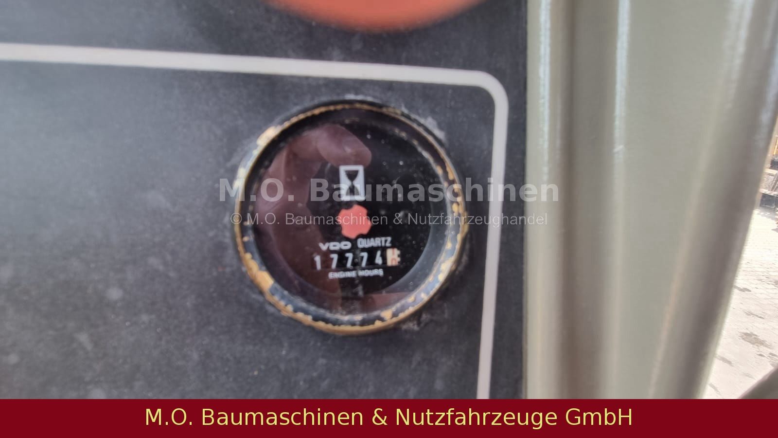 Fahrzeugabbildung CAT D6H Planierraupe / 4. Wegeschild