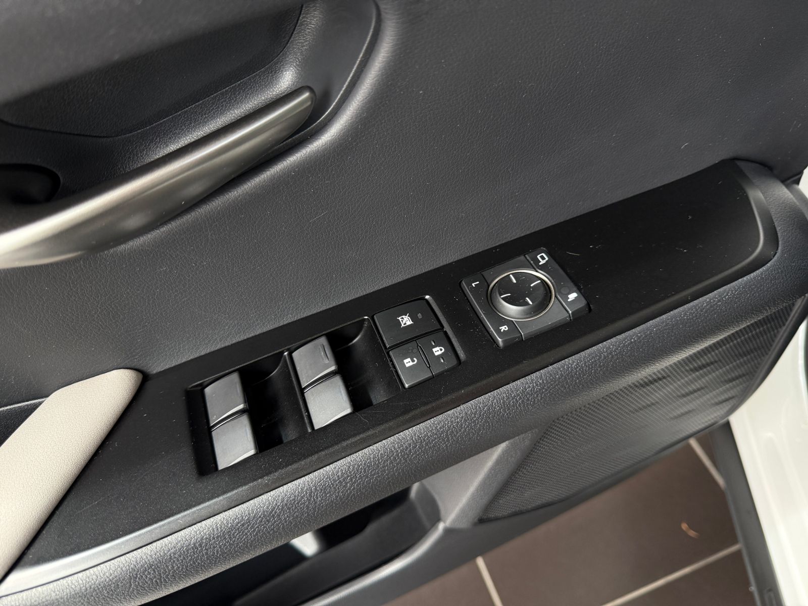 Fahrzeugabbildung Lexus UX 250 h Launch Edition LED NAV RFK SHZ ALU