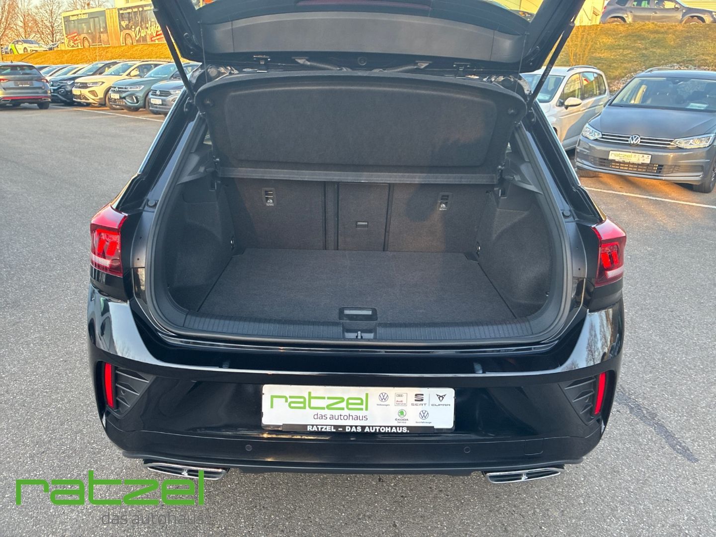 Fahrzeugabbildung Volkswagen T-Roc R-Line 1.5 TSI DSG Digitales Cockpit LED A