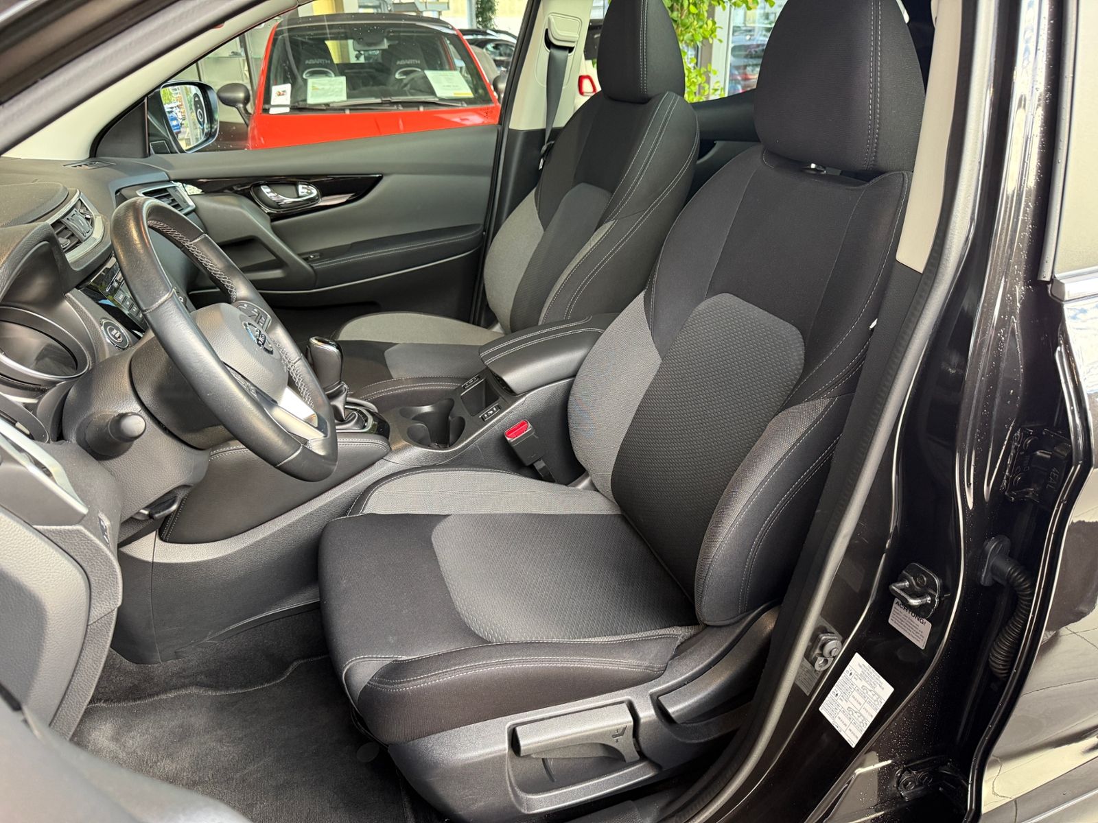 Fahrzeugabbildung Nissan Qashqai 1.3 DIG-T DCT ZAMA PANO NAV SHZ