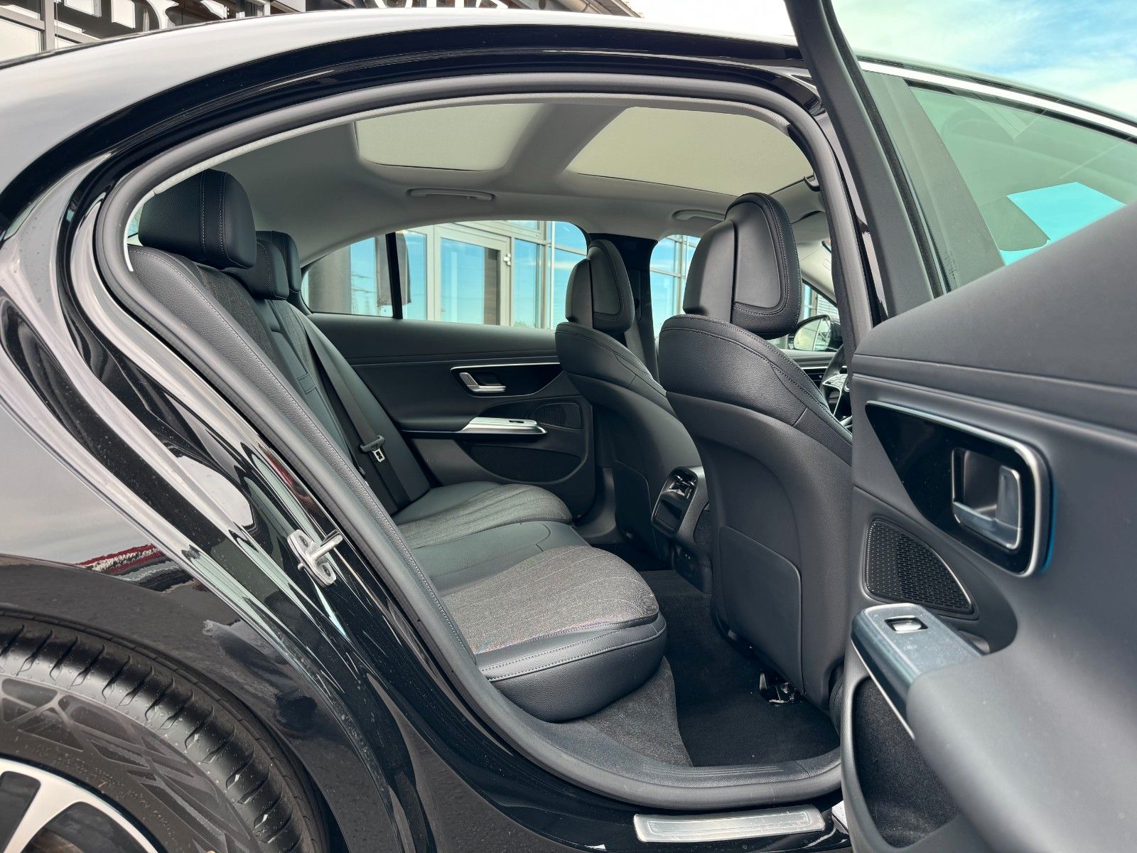 Fahrzeugabbildung Mercedes-Benz E 220 d Avantgarde R-Kamera+Pano+Distr+TotW+ - mit KI generiert/bearbeitet