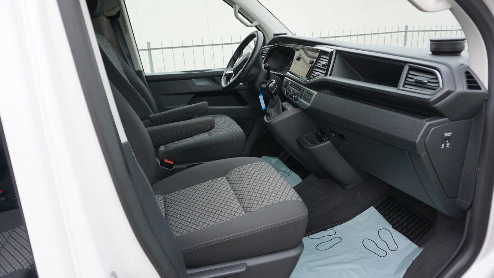 Fahrzeugabbildung Volkswagen T6 Multivan 2.0L TDI DSG Kamera Navi AHK 7 Sitze
