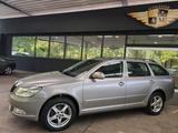 Skoda Octavia Combi 1.6 TDI Ambition 4x4 PDC/LM/AHK - Skoda Octavia mit Diesel-Antrieb: Allradantrieb, Kombi, 1.6