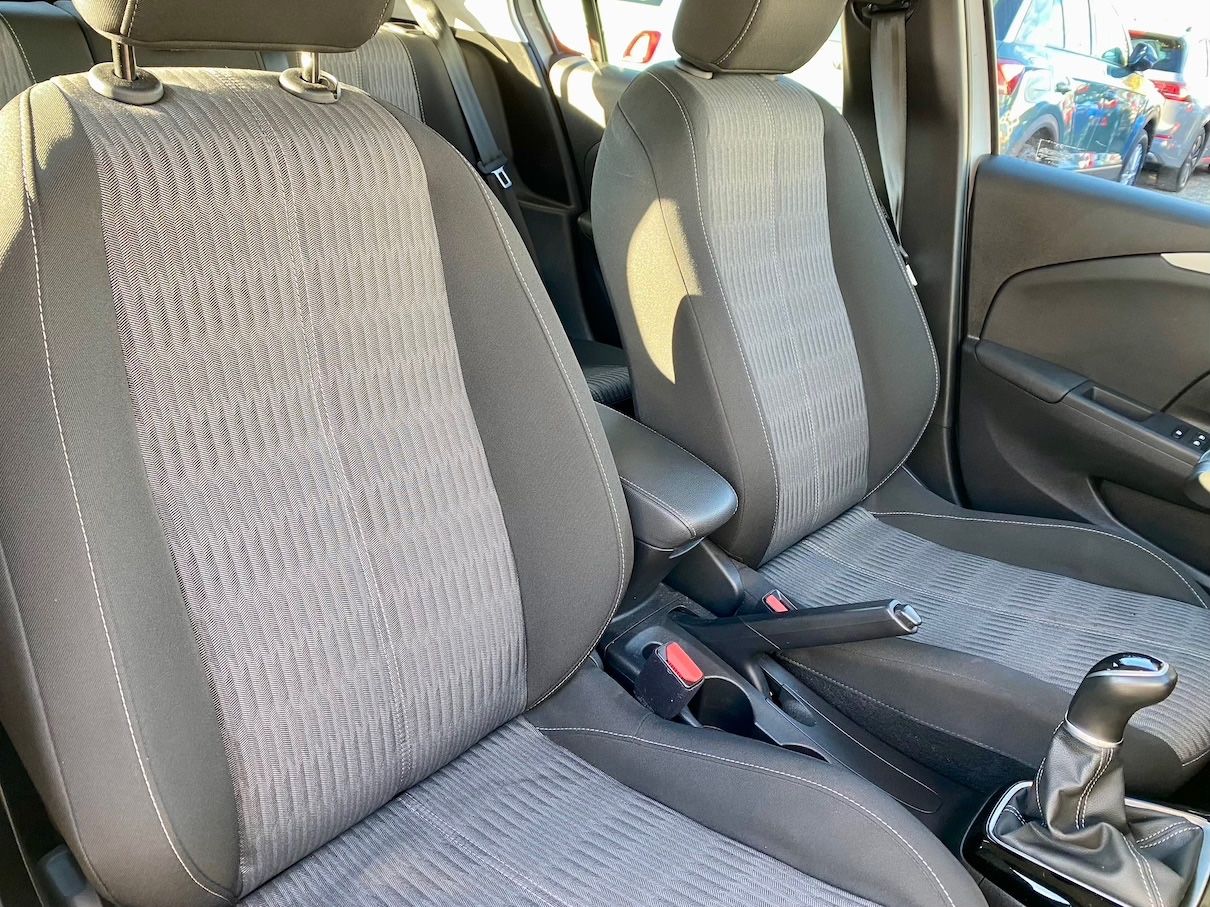 Fahrzeugabbildung Opel Corsa 1.2 Edition KLIMA SHZ GZJR NAVI CARPLAY