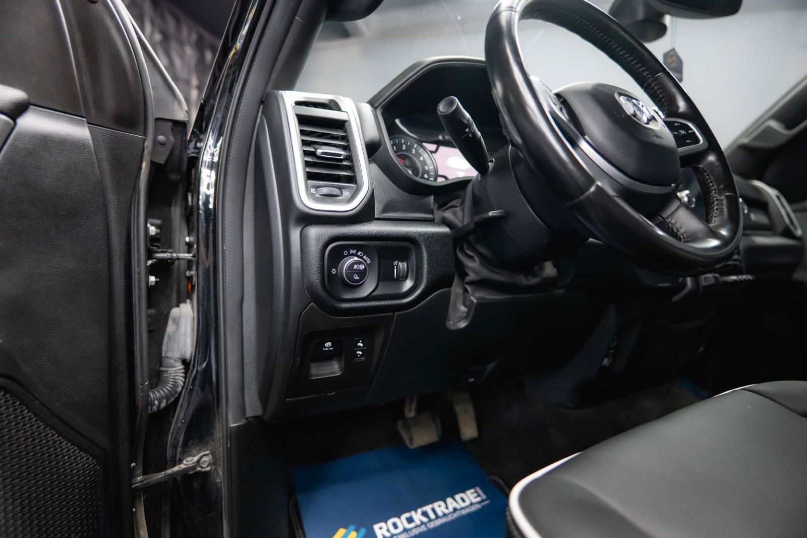 Fahrzeugabbildung Dodge RAM 5.7 V8 HEMI 4x4 OFFROAD Night-Paket LONGBED