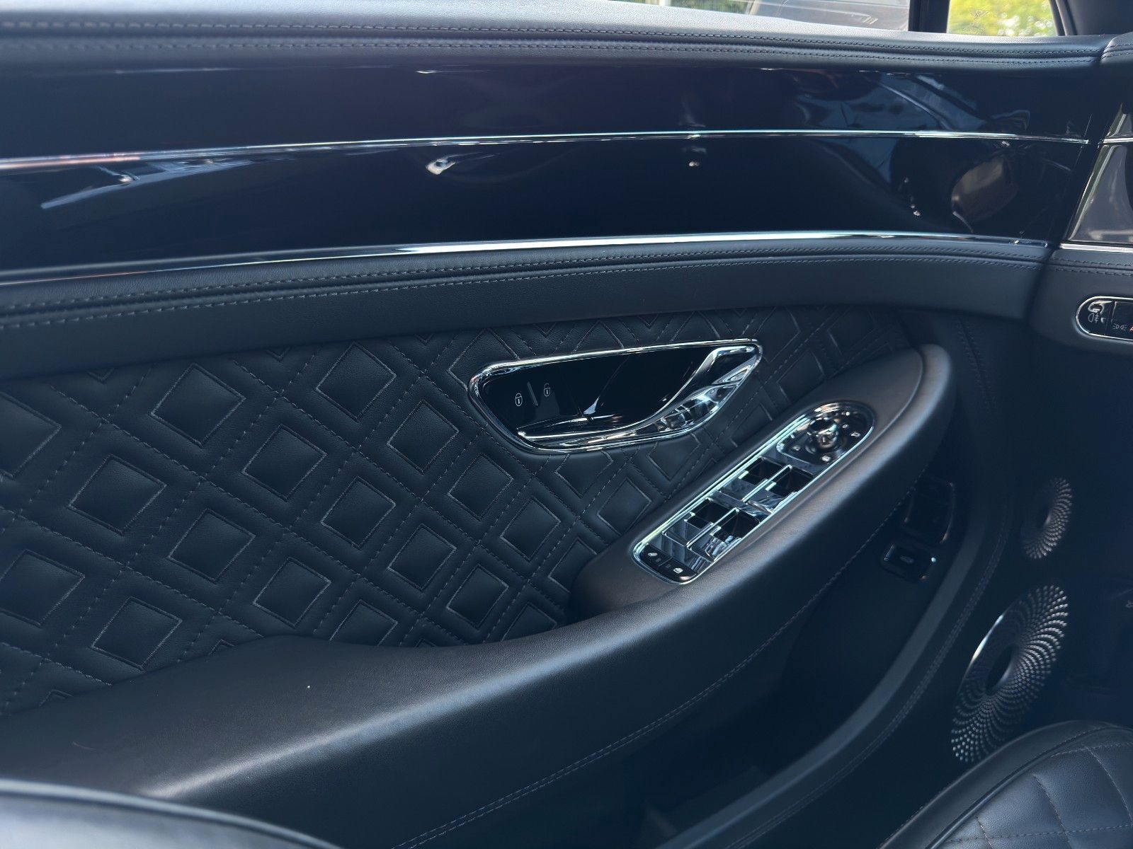 Fahrzeugabbildung Bentley 4.0*V8*Mulliner*Blackline*22"*HuD*ACC*Night Vis*