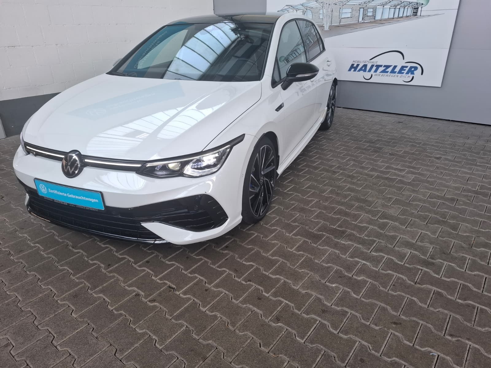 Fahrzeugabbildung Volkswagen Golf VIII Lim. R 2,0 TSI DSG 4M + ACC + IQ.Light