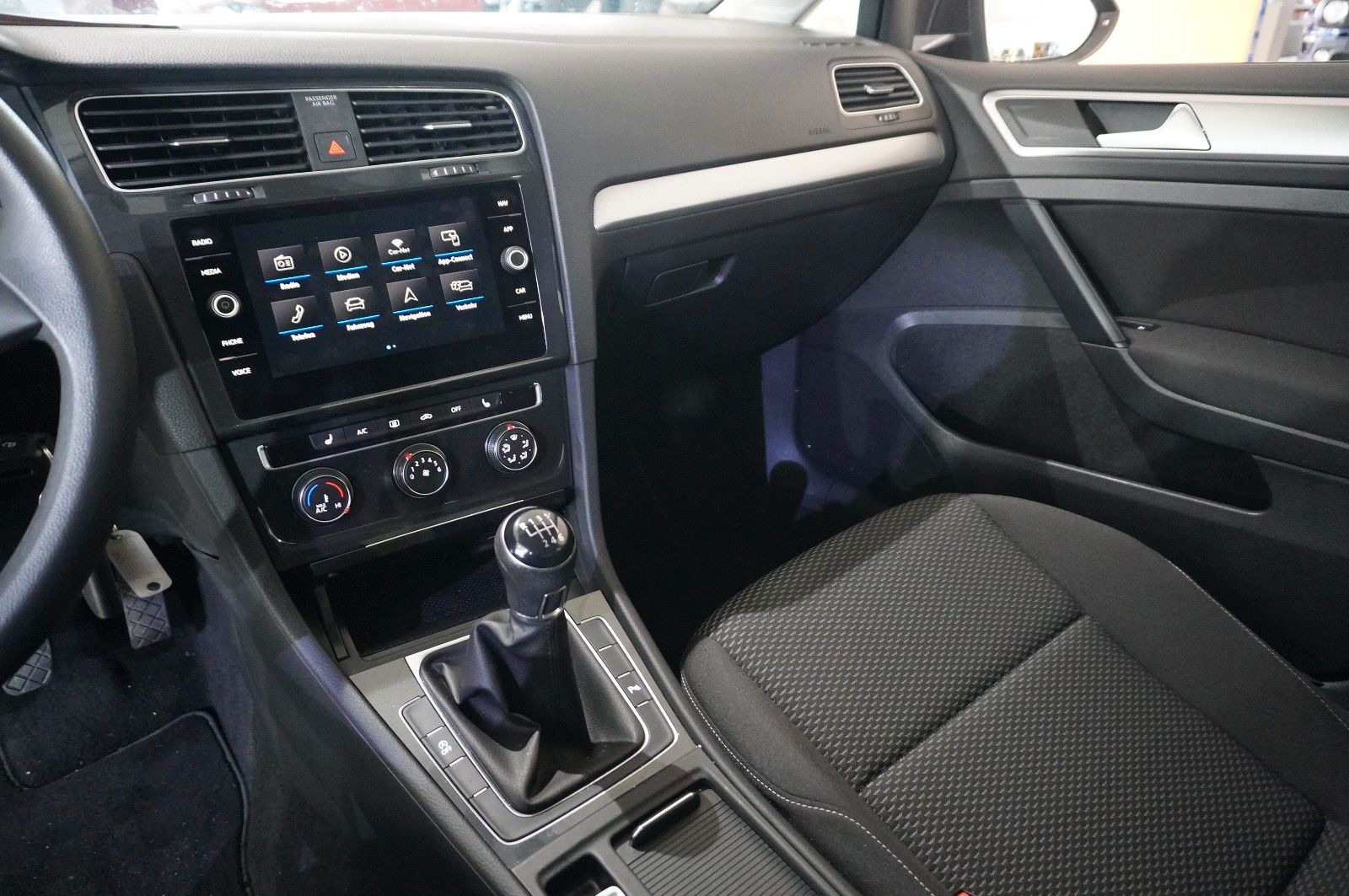Fahrzeugabbildung Volkswagen Golf VII Lim. 1.0 TSI TRENDLINE NAVI/SHZ/PDC