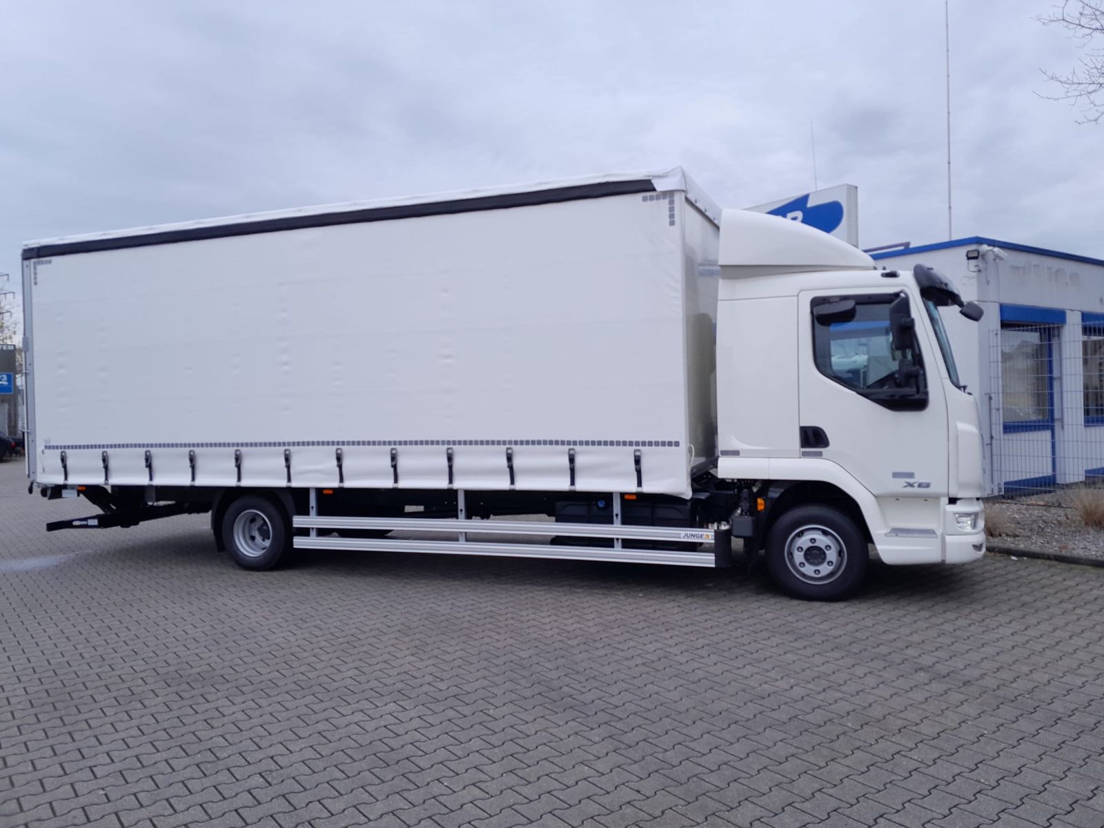 Fahrzeugabbildung DAF FA XB 230 12t Junge Curtainsider