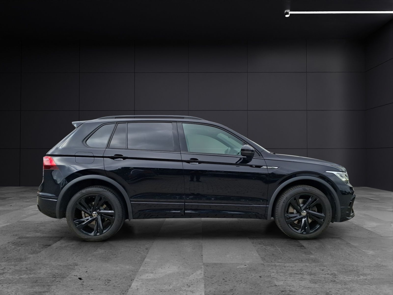 Fahrzeugabbildung Volkswagen Tiguan TDI R-Line DSG 4M Matrix AHK Navi AID ACC