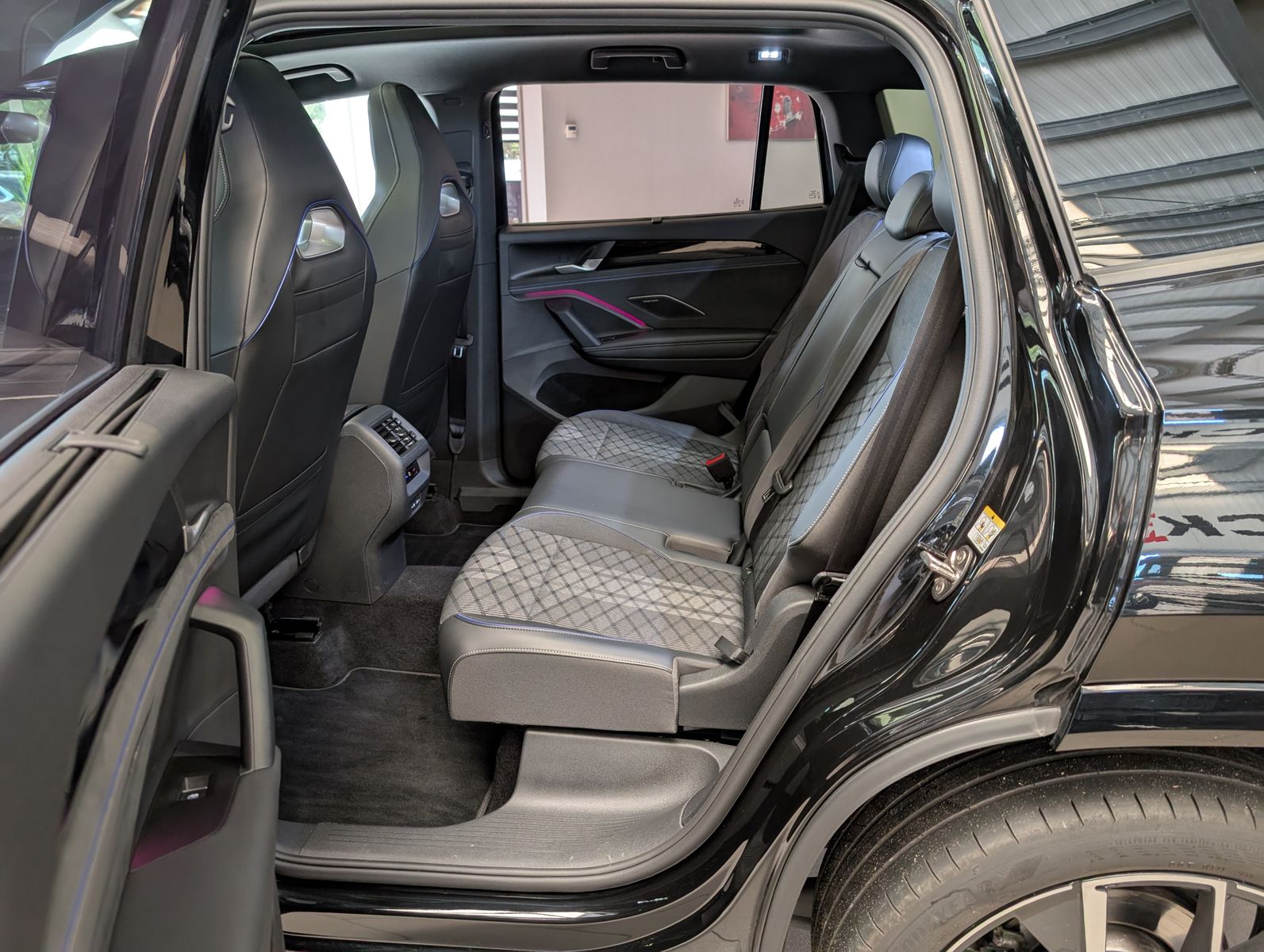 Fahrzeugabbildung Volkswagen Tayron 2.0 4M R-Line Launch Pano Matrix AHK 20"