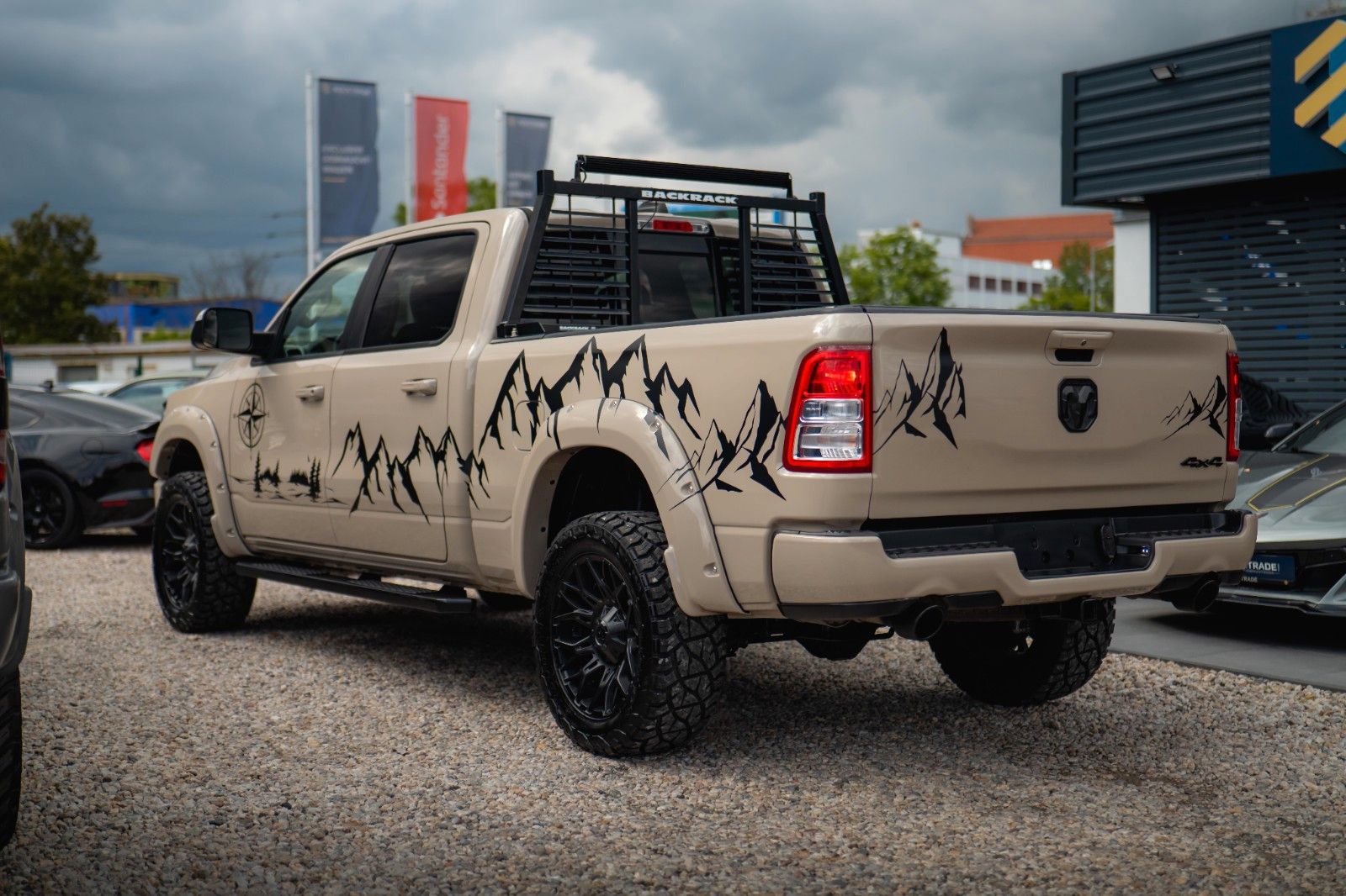 Fahrzeugabbildung Dodge RAM 5.7 V8 HEMI 4x4 ARMY STYLE Offroad LONGBED