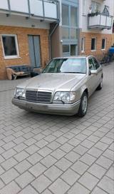 Mercedes-Benz Mercedes E 220 W 124 - Mercedes-Benz E 220 mit Benzin-Antrieb: Limousine, Automatik
