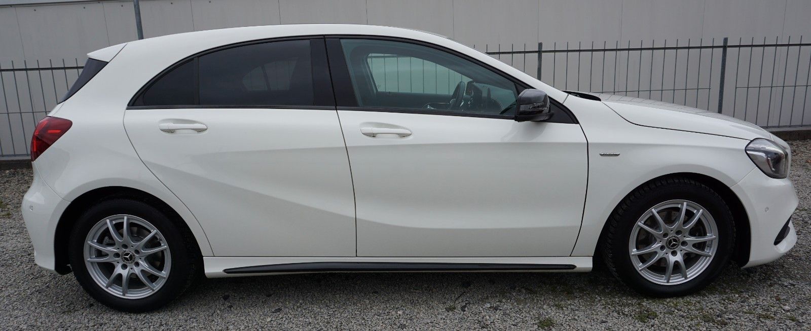 Fahrzeugabbildung Mercedes-Benz A 180d AMG Line T.Leder,LED, Navi,SH,PDC
