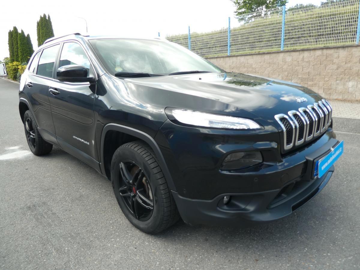 Jeep Cherokee Longitude 4WD 2.0 L MJD 140 k navigatio