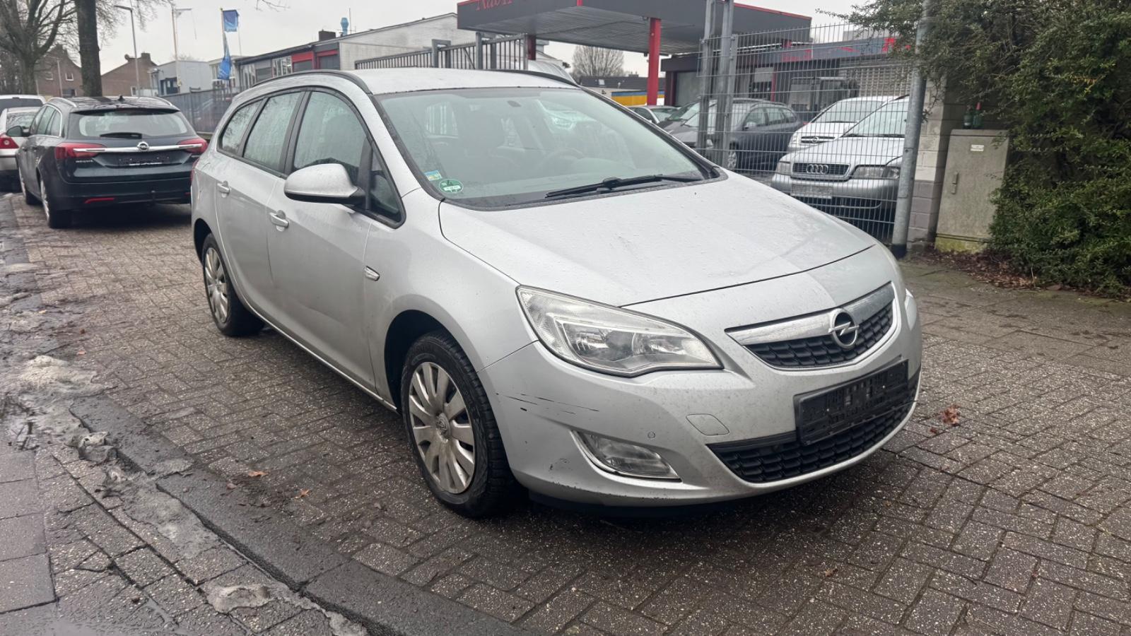 Opel Astra 2012 — interior
