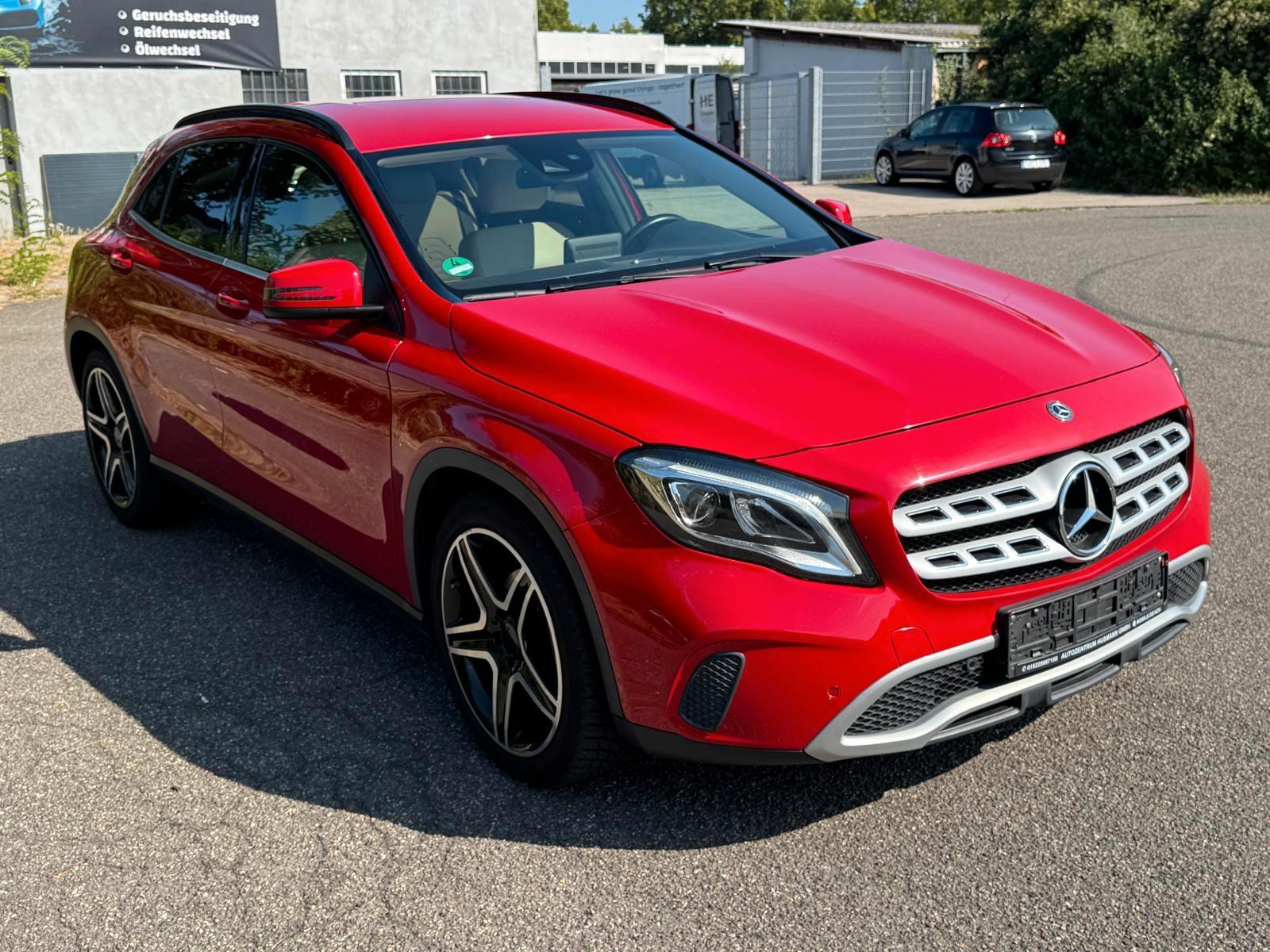 Mercedes-Benz GLA 200 D 4MATIC DCT STERNEHIMMEL NAVI LED KAMER