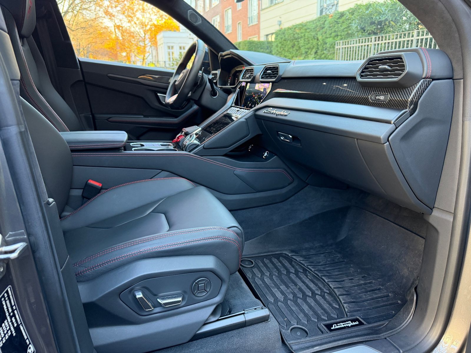 Fahrzeugabbildung Lamborghini Urus 4.0 AKRAPOVIČ*CARBON*PANO*HEADUP*B&O*MEMO*