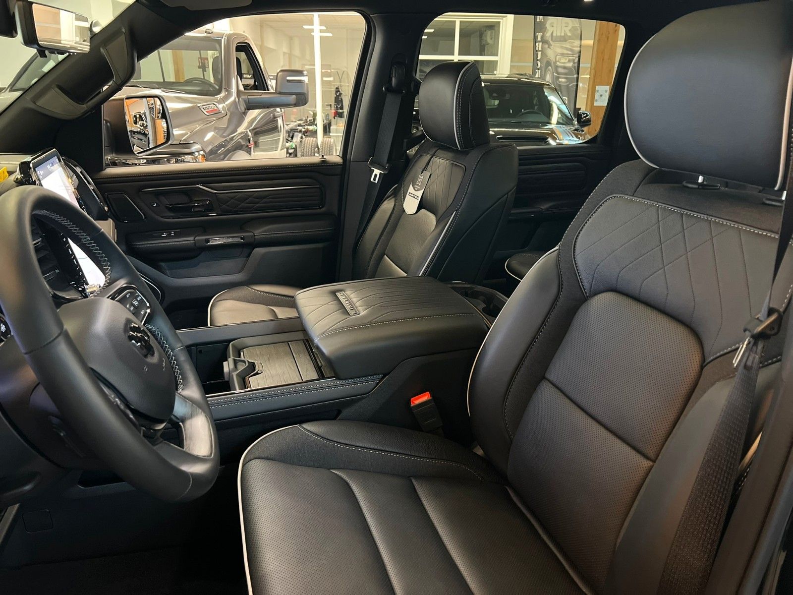 Fahrzeugabbildung Dodge RAM 1500 Limited Night H/O 3.0L MY25 / MFT