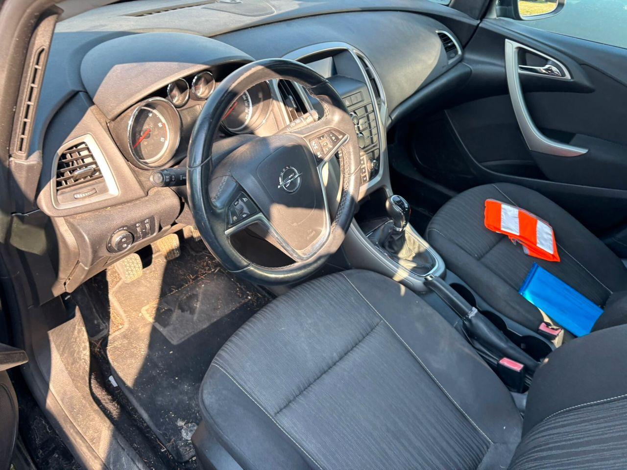 Opel Astra 2011 — photo 9