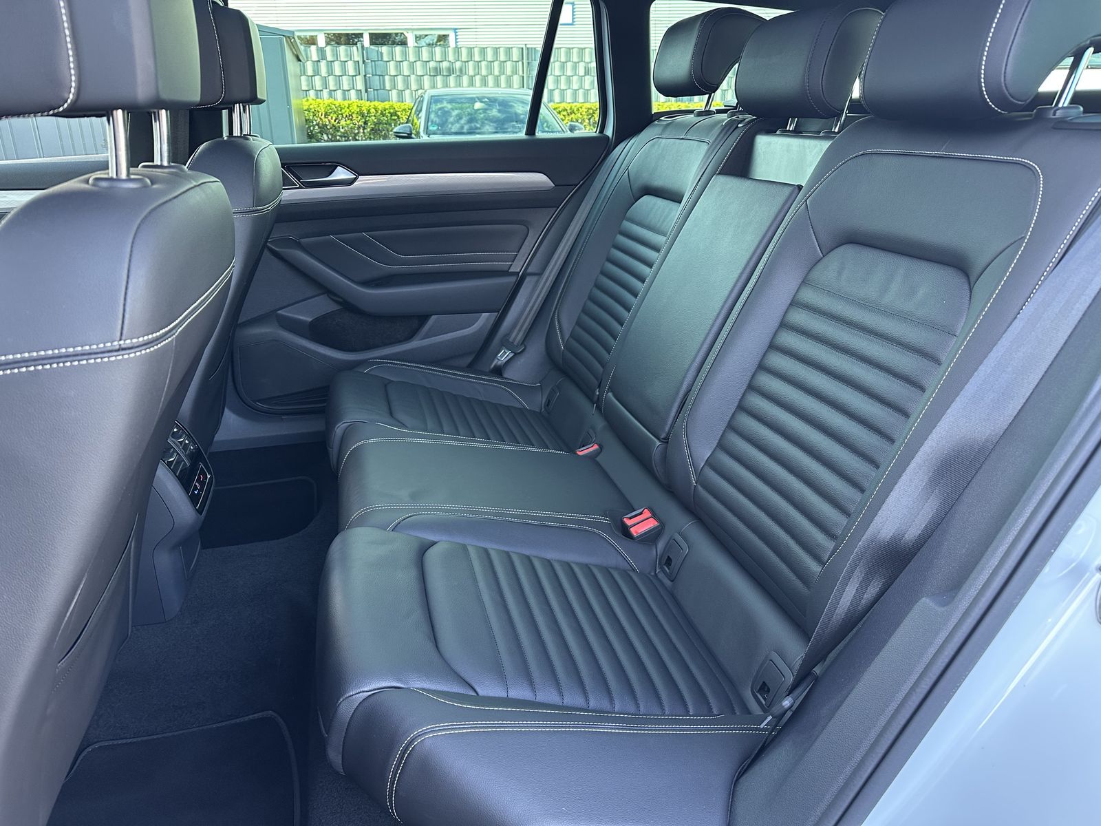 Fahrzeugabbildung Volkswagen Passat Variant Business NAV+LED+PANO+AHK+17ZO+PP