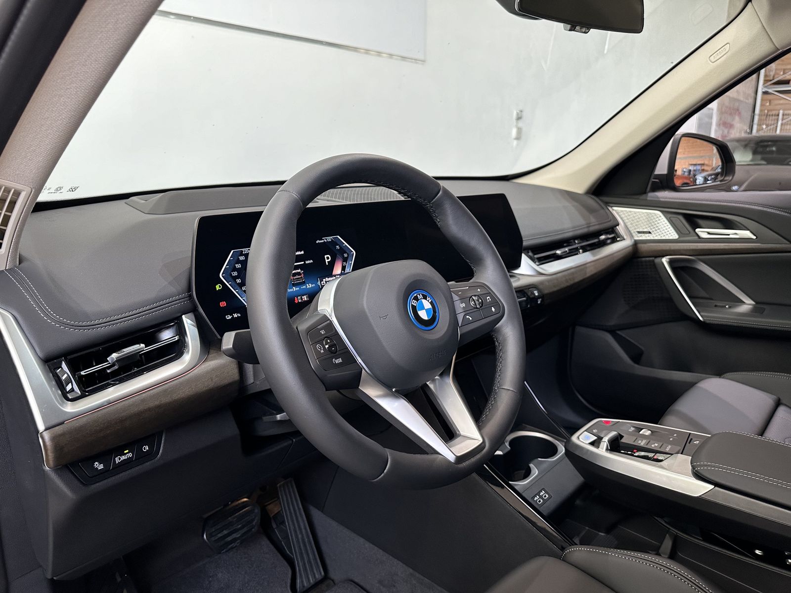 Fahrzeugabbildung BMW iX1 xDrive30 Komfortzugang, xLine, AHK Head-Up