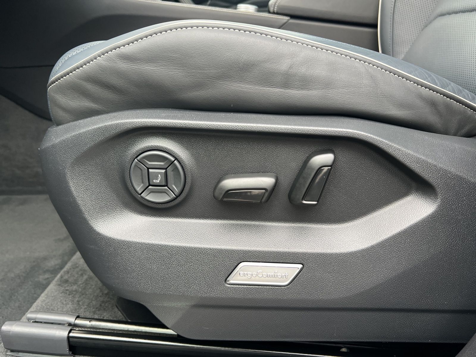 Touareg R-Line 3.0 V6 TDI 4M Leder*AHK*Luft*Blac