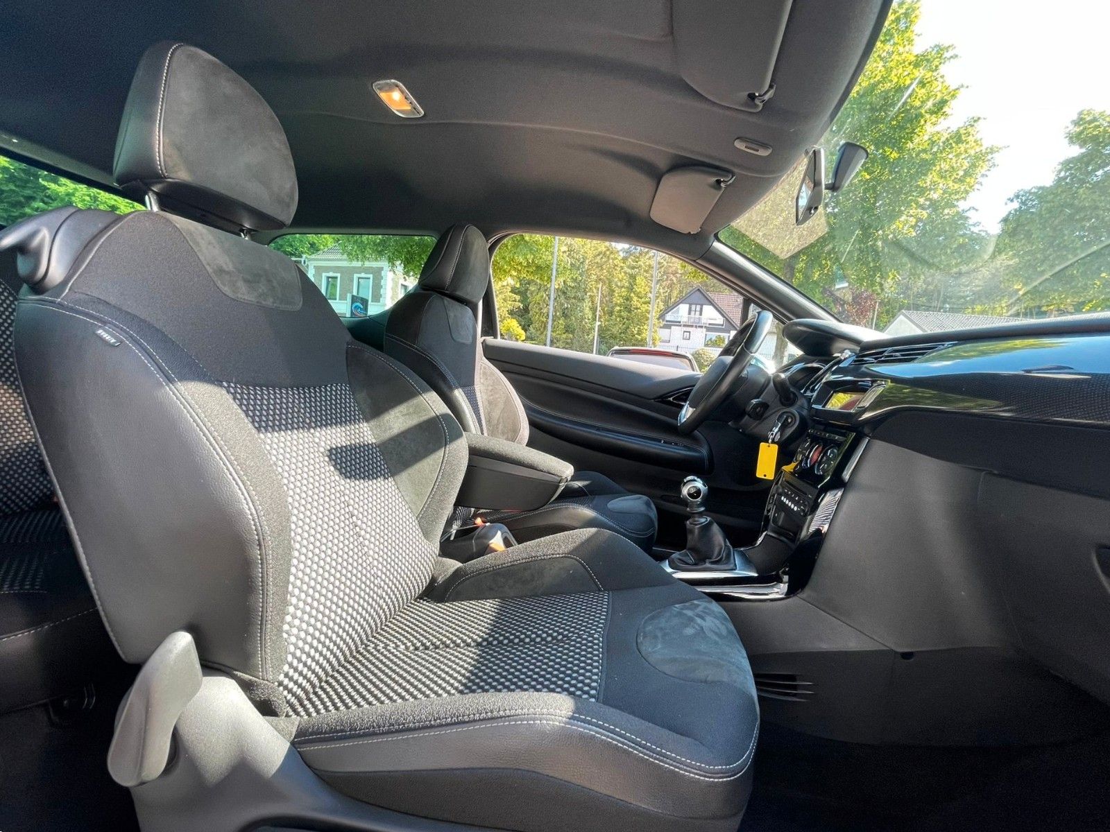 Fahrzeugabbildung Citroën DS3 SportChic 155 THP KIMAAUTOMATIK GANZJ REIFEN