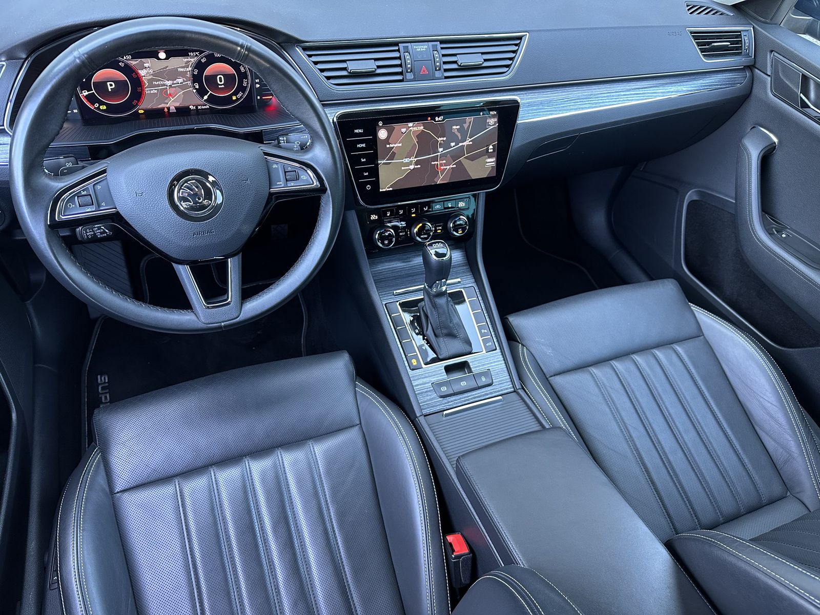 Fahrzeugabbildung SKODA Superb Combi 2.0 TDI Premium Edition NAV+LED+AHK