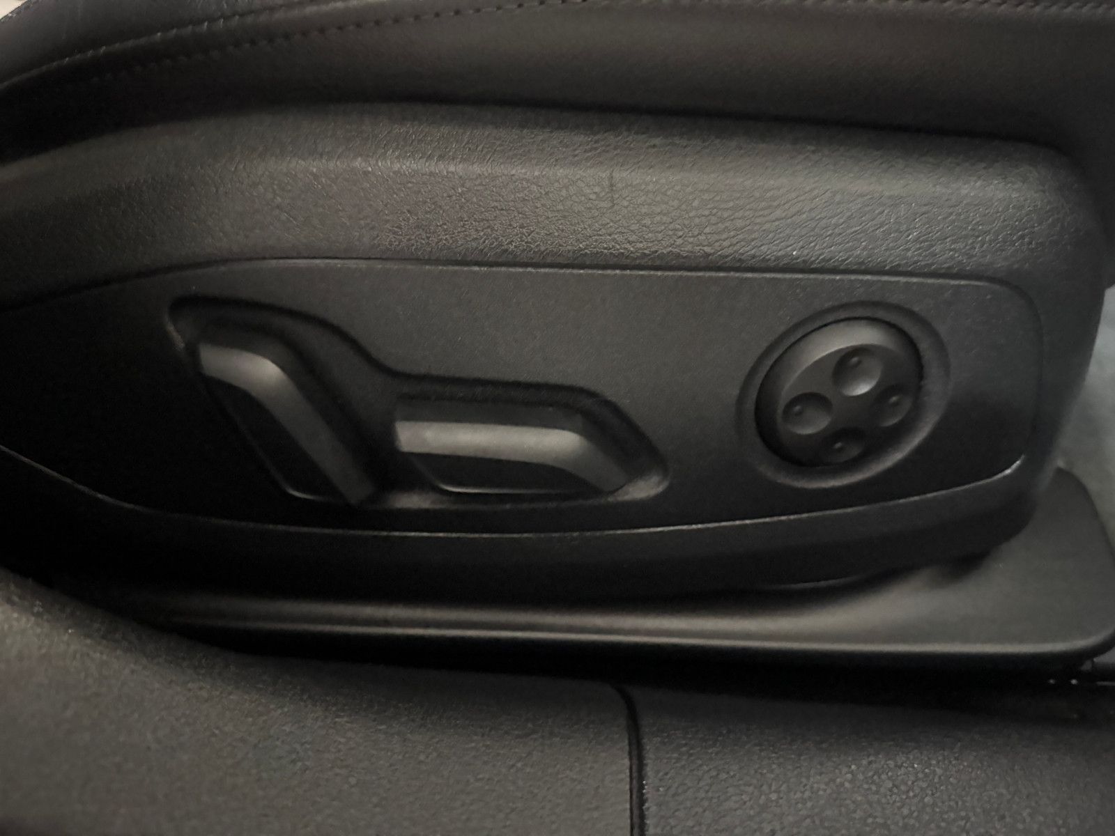 Fahrzeugabbildung Audi A4 45 TDI QUATTRO 2X S-LINE BLACK EDITION 19´RS