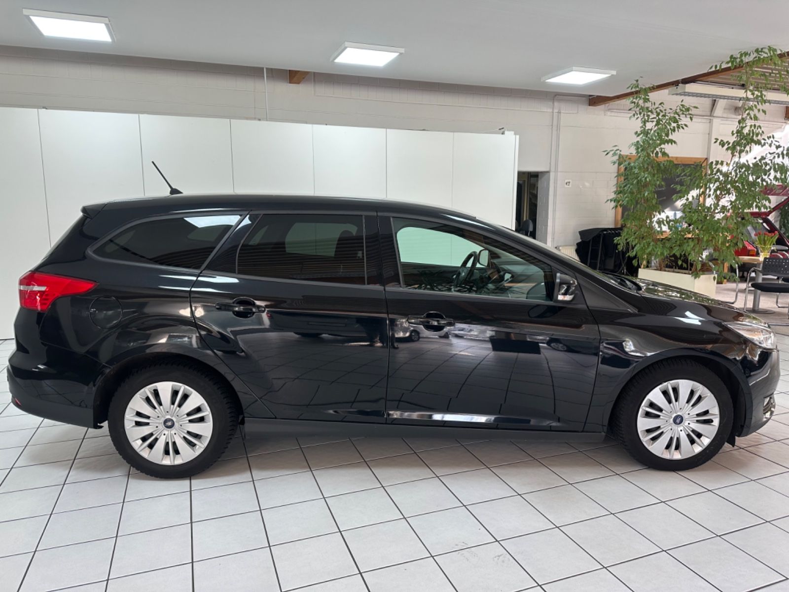 Fahrzeugabbildung Ford Focus Turnier Business*Klima*Navi*Automatik*