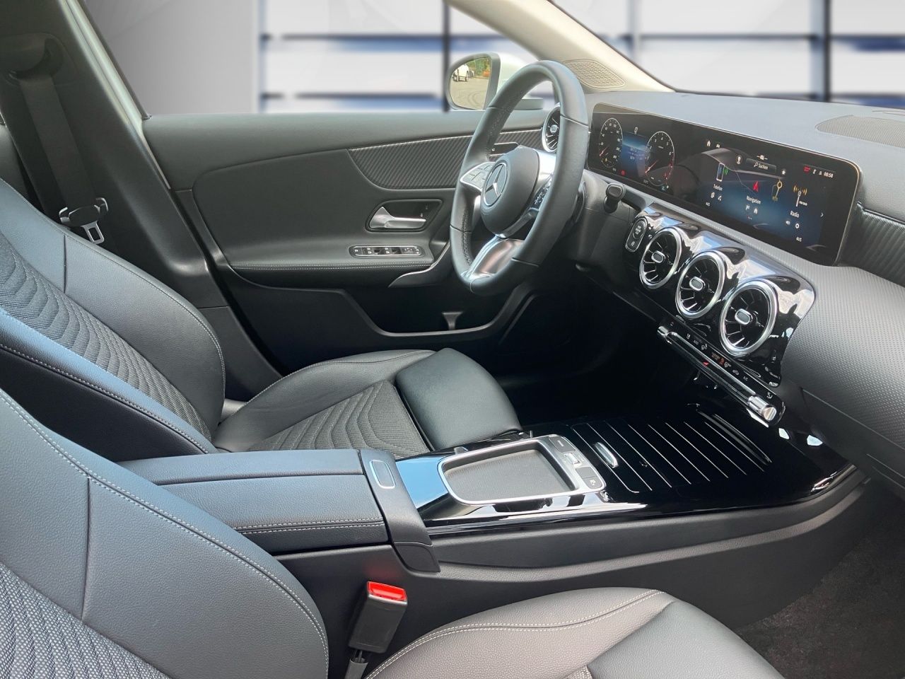 Fahrzeugabbildung Mercedes-Benz A 180 PROGRESSIVE+AHK+LHZG+LED+KAMERA+SHZ++